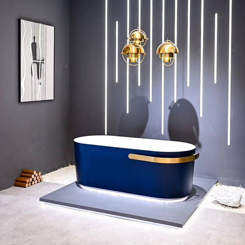 Bathtub neamhspleách aicrileach le raca tuáille órga cruach dhosmálta